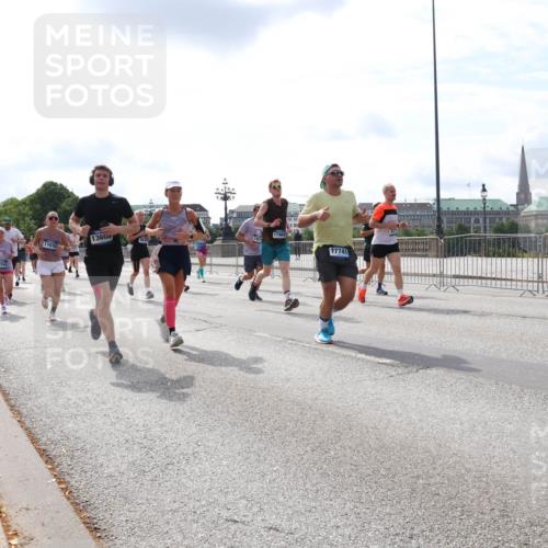 29.06.2025 - hella hamburg halbmarathon Lena Gebhardt http://msf.ph/oto/8411633 29.06.2025 10:17:10 Lombardsbrücke 16704, 17010, 1360, 17984, 17741, 1083, 1117, 1137, 1240, 1298, 1331, 1348, 1356, 1403, 1477, 1553, 1602, 2225, 2860, 2908, 3088, 3176, 3210, 3450, 3464, 3466, 3622, 3802, 3803, 5023, 5036, 5037, 5390, 5929, 5930, 5995, 6126, 6128, 6328, 6520, 6522, 6742, 6941, 6948, 7011, 7114, 7115, 7257, 7345, 7360, 7376, 7410, 7445, 7647, 7924, 7928, 7945, 8210, 8253, 8263, 8309, 8351, 8433, 8513, 8558, 8619, 8895, 8983, 9091, 9152, 9208, 9259, 9332, 9492 meine-sportfotos.de