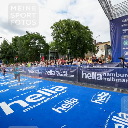 29.06.2025 - hella hamburg halbmarathon Zöllner http://msf.ph/oto/8411641 29.06.2025 10:22:28 Ziel 4571, 9475 meine-sportfotos.de