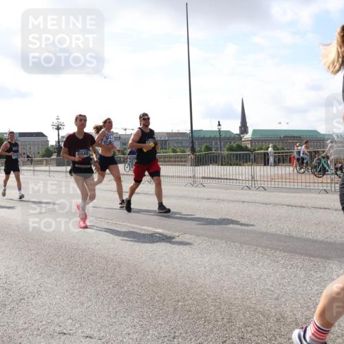 29.06.2025 - hella hamburg halbmarathon Lena Gebhardt http://msf.ph/oto/8411656 29.06.2025 09:50:24 Lombardsbrücke 6529, 6649, 1209, 1358, 1615, 1675, 1688, 1697, 1700, 1800, 1803, 1882, 2415, 2568, 2675, 2719, 2826, 3332, 3530, 4205, 4229, 4380, 4398, 4823, 5248, 5409, 5436, 5472, 5508, 5745, 5791, 5803, 6123, 6458, 6529, 6649, 6682, 6704, 7026, 7495, 7774, 8450, 8629, 8925, 8958, 9017, 9116, 9294, 9302, 9365, 9711, 9979, 10218, 10894, 10922, 11281, 11379, 11767, 12292, 12327, 12540, 12554, 12895, 13457, 13725, 14560 meine-sportfotos.de