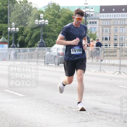 29.06.2025 - hella hamburg halbmarathon Lena Gebhardt http://msf.ph/oto/8411658 29.06.2025 09:39:22 Lombardsbrücke 15166, 4524, 6699, 13016, 14188, 14932, 15166, 16529, 16548, 18694, 18848, 19072 meine-sportfotos.de