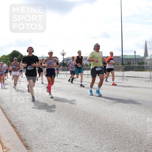 29.06.2025 - hella hamburg halbmarathon Lena Gebhardt http://msf.ph/oto/8411667 29.06.2025 10:17:10 Lombardsbrücke 16704, 17010, 13605, 17984, 17741, 1083, 1117, 1137, 1240, 1298, 1331, 1348, 1356, 1403, 1477, 1553, 1602, 2225, 2860, 2908, 3088, 3176, 3210, 3450, 3464, 3466, 3622, 3802, 3803, 5023, 5036, 5037, 5390, 5929, 5930, 5995, 6126, 6128, 6328, 6520, 6522, 6742, 6941, 6948, 7011, 7114, 7115, 7257, 7345, 7360, 7376, 7410, 7445, 7647, 7924, 7928, 7945, 8210, 8253, 8263, 8309, 8351, 8433, 8513, 8558, 8619, 8895, 8983, 9091, 9152, 9208, 9259, 9332, 9492 meine-sportfotos.de