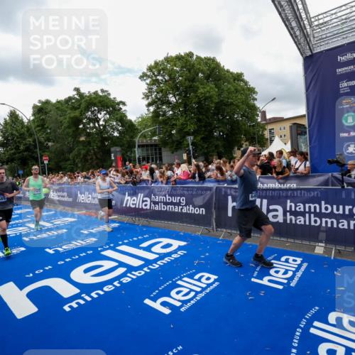 29.06.2025 - hella hamburg halbmarathon Zöllner http://msf.ph/oto/8411674 29.06.2025 10:46:11 Ziel 1759, 2707, 3087, 6460, 7450, 7961, 9585, 11094, 11125, 12269, 13630, 14804, 16136, 16466, 16475, 18702, 18797 meine-sportfotos.de