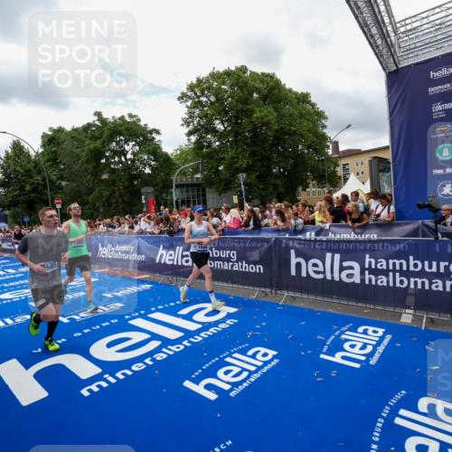 29.06.2025 - hella hamburg halbmarathon Zöllner http://msf.ph/oto/8411680 29.06.2025 10:46:11 Ziel 1759, 2707, 3087, 6460, 7450, 7961, 9585, 11094, 11125, 12269, 13630, 14804, 16136, 16466, 16475, 18702, 18797 meine-sportfotos.de