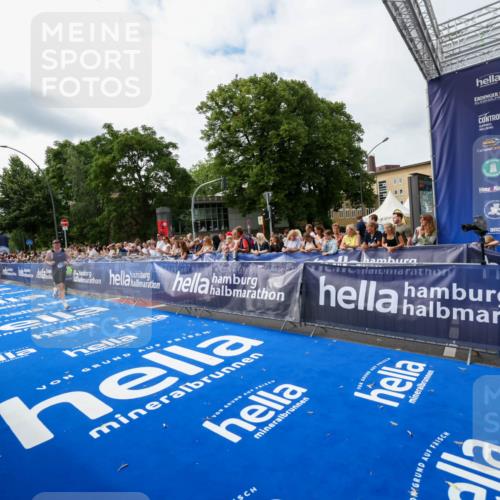 29.06.2025 - hella hamburg halbmarathon Zöllner http://msf.ph/oto/8411703 29.06.2025 10:22:39 Ziel 2618, 3720 meine-sportfotos.de