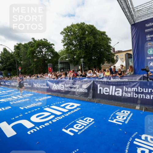 29.06.2025 - hella hamburg halbmarathon Zöllner http://msf.ph/oto/8411718 29.06.2025 10:22:39 Ziel 2618, 3720 meine-sportfotos.de