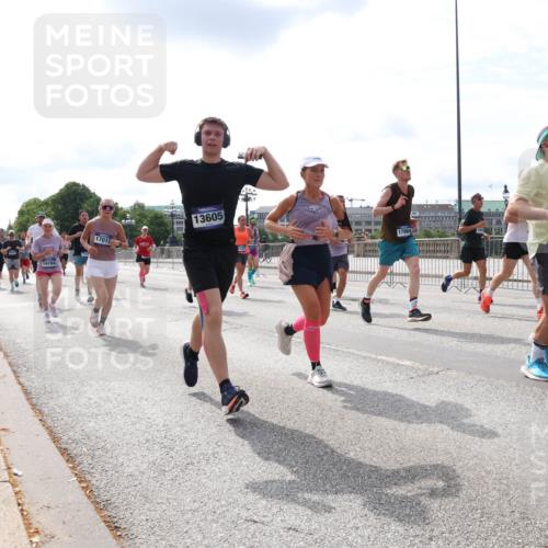 29.06.2025 - hella hamburg halbmarathon Lena Gebhardt http://msf.ph/oto/8411728 29.06.2025 10:17:10 Lombardsbrücke 16704, 17019, 13605, 17984, 17741, 1083, 1117, 1137, 1240, 1298, 1331, 1348, 1356, 1403, 1477, 1553, 1602, 2225, 2860, 2908, 3088, 3176, 3210, 3450, 3464, 3466, 3622, 3802, 3803, 5023, 5036, 5037, 5390, 5929, 5930, 5995, 6126, 6128, 6328, 6520, 6522, 6742, 6941, 6948, 7011, 7114, 7115, 7257, 7345, 7360, 7376, 7410, 7445, 7647, 7924, 7928, 7945, 8210, 8253, 8263, 8309, 8351, 8433, 8513, 8558, 8619, 8895, 8983, 9091, 9152, 9208, 9259, 9332, 9492 meine-sportfotos.de
