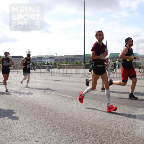 29.06.2025 - hella hamburg halbmarathon Lena Gebhardt http://msf.ph/oto/8411742 29.06.2025 09:50:25 Lombardsbrücke 6529, 169, 1209, 1358, 1615, 1675, 1688, 1697, 1700, 1800, 1803, 1882, 2415, 2568, 2675, 2719, 2826, 3332, 3530, 4205, 4229, 4380, 4398, 4823, 5248, 5409, 5436, 5472, 5508, 5745, 5791, 5803, 6123, 6458, 6529, 6649, 6682, 6704, 7026, 7495, 7774, 8450, 8629, 8925, 8958, 9017, 9116, 9294, 9302, 9365, 9711, 9979, 10064, 10218, 10783, 10894, 10922, 11281, 11379, 11767, 12292, 12327, 12540, 12554, 12895, 13457, 13725, 14560 meine-sportfotos.de