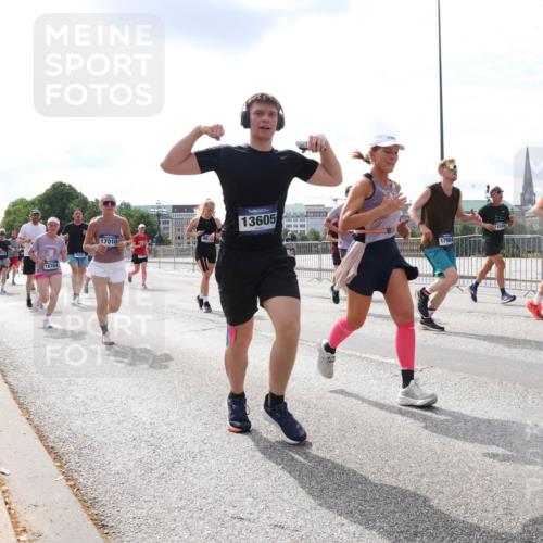 29.06.2025 - hella hamburg halbmarathon Lena Gebhardt http://msf.ph/oto/8411778 29.06.2025 10:17:11 Lombardsbrücke 16704, 16447, 17010, 13605, 17984, 1083, 1117, 1137, 1240, 1298, 1331, 1348, 1356, 1403, 1477, 1553, 1602, 2225, 2305, 2860, 2908, 3088, 3210, 3450, 3464, 3466, 3622, 3802, 3803, 4194, 4852, 5023, 5390, 5929, 5930, 5995, 6126, 6128, 6328, 6520, 6522, 6742, 6941, 6948, 7011, 7114, 7115, 7257, 7345, 7360, 7376, 7410, 7445, 7647, 7924, 7928, 7945, 8210, 8253, 8263, 8309, 8351, 8433, 8513, 8558, 8619, 8895, 8983, 9091, 9152, 9208, 9259, 9332, 9492 meine-sportfotos.de