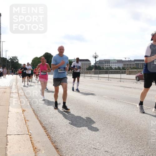 29.06.2025 - hella hamburg halbmarathon Lena Gebhardt http://msf.ph/oto/8411783 29.06.2025 10:04:34 Lombardsbrücke 17569, 18525, 1021, 1213, 1316, 1347, 1377, 1674, 2011, 2463, 2628, 2698, 2852, 2979, 3994, 4146, 4293, 4394, 4538, 4587, 5354, 5365, 5869, 5976, 6311, 6706, 6709, 8049, 8177, 8217, 9489, 9526, 10100, 10213, 10709, 10756, 10834, 10962, 11511, 11551, 11582, 12004, 12005, 12125, 12924, 12998, 13533, 13625, 14340, 14436, 14917, 15525, 15532, 16128, 16145, 16357, 16753, 16989, 16995, 17071, 17113, 17434, 17437, 17814 meine-sportfotos.de