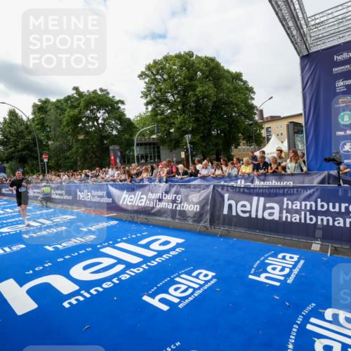 29.06.2025 - hella hamburg halbmarathon Zöllner http://msf.ph/oto/8411792 29.06.2025 10:22:45 Ziel 2618, 18897 meine-sportfotos.de