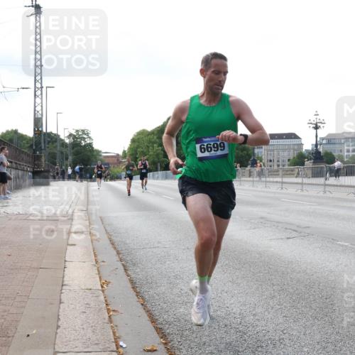 29.06.2025 - hella hamburg halbmarathon Lena Gebhardt http://msf.ph/oto/8411796 29.06.2025 09:39:24 Lombardsbrücke 6699, 4524, 6699, 11342, 13016, 14188, 14932, 15166, 16529, 16548, 18694, 18848, 19072, 19108 meine-sportfotos.de