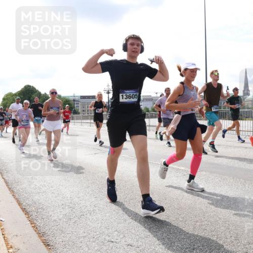 29.06.2025 - hella hamburg halbmarathon Lena Gebhardt http://msf.ph/oto/8411803 29.06.2025 10:17:11 Lombardsbrücke 16704, 16447, 17010, 13605, 321, 1083, 1117, 1137, 1240, 1298, 1331, 1348, 1356, 1403, 1477, 1553, 1602, 2225, 2305, 2860, 2908, 3088, 3210, 3450, 3464, 3466, 3622, 3802, 3803, 4194, 4852, 5023, 5390, 5929, 5930, 5995, 6126, 6128, 6328, 6520, 6522, 6742, 6941, 6948, 7011, 7114, 7115, 7257, 7345, 7360, 7376, 7410, 7445, 7647, 7924, 7928, 7945, 8210, 8253, 8263, 8309, 8351, 8433, 8513, 8558, 8619, 8895, 8983, 9091, 9152, 9208, 9259, 9332, 9492 meine-sportfotos.de