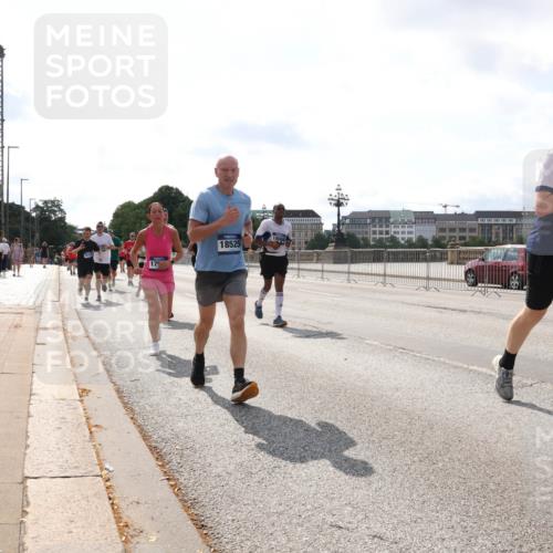 29.06.2025 - hella hamburg halbmarathon Lena Gebhardt http://msf.ph/oto/8411809 29.06.2025 10:04:34 Lombardsbrücke 18525, 1021, 1213, 1316, 1347, 1377, 1674, 2011, 2463, 2628, 2698, 2852, 2979, 3994, 4146, 4293, 4394, 4538, 4587, 5354, 5365, 5869, 5976, 6311, 6706, 6709, 8049, 8177, 8217, 9489, 9526, 10100, 10213, 10709, 10756, 10834, 10962, 11511, 11551, 11582, 12004, 12005, 12125, 12924, 12998, 13533, 13625, 14340, 14436, 14917, 15525, 15532, 16128, 16145, 16357, 16753, 16989, 16995, 17071, 17113, 17434, 17437, 17814 meine-sportfotos.de