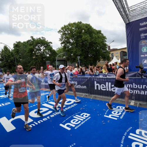 29.06.2025 - hella hamburg halbmarathon Zöllner http://msf.ph/oto/8411814 29.06.2025 10:46:16 Ziel 1569, 1759, 2048, 2590, 2707, 3056, 3087, 4949, 6388, 7450, 7961, 9497, 10796, 11094, 11125, 16136, 16466, 16475, 17190, 18797 meine-sportfotos.de