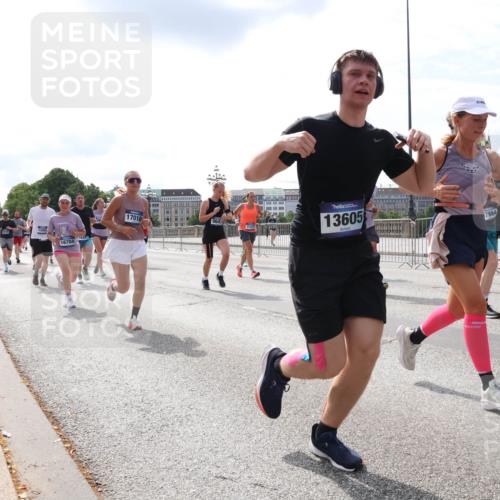 29.06.2025 - hella hamburg halbmarathon Lena Gebhardt http://msf.ph/oto/8411836 29.06.2025 10:17:11 Lombardsbrücke 1200, 16704, 16447, 17010, 13605, 7984, 1083, 1117, 1137, 1240, 1298, 1331, 1348, 1356, 1403, 1477, 1553, 1602, 2225, 2305, 2860, 2908, 3088, 3210, 3450, 3464, 3466, 3622, 3802, 3803, 4194, 4852, 5023, 5390, 5929, 5930, 5995, 6126, 6128, 6328, 6520, 6522, 6742, 6941, 6948, 7011, 7114, 7115, 7257, 7345, 7360, 7376, 7410, 7445, 7647, 7924, 7928, 7945, 8210, 8253, 8263, 8309, 8351, 8433, 8513, 8558, 8619, 8895, 8983, 9091, 9152, 9208, 9259, 9332, 9492 meine-sportfotos.de