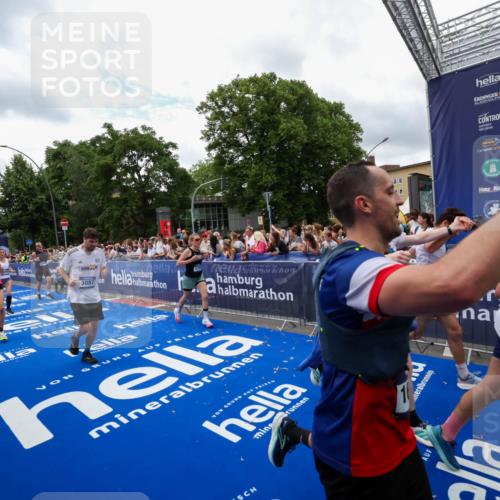 29.06.2025 - hella hamburg halbmarathon Zöllner http://msf.ph/oto/8411837 29.06.2025 10:46:17 Ziel 1569, 1759, 2048, 2590, 2707, 3056, 3087, 4949, 6388, 7450, 9497, 10796, 11094, 11125, 16136, 16466, 16475, 17190, 18797 meine-sportfotos.de