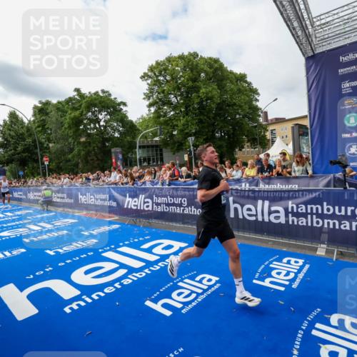 29.06.2025 - hella hamburg halbmarathon Zöllner http://msf.ph/oto/8411849 29.06.2025 10:22:46 Ziel 2618, 18897 meine-sportfotos.de