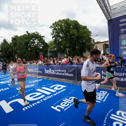 29.06.2025 - hella hamburg halbmarathon Zöllner http://msf.ph/oto/8411869 29.06.2025 10:46:18 Ziel 1569, 1759, 2048, 2590, 3056, 3087, 4949, 6388, 7450, 9497, 10796, 11094, 14200, 14262, 17190, 18797 meine-sportfotos.de