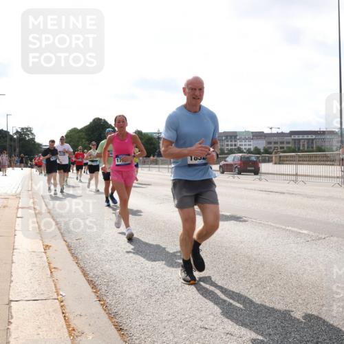 29.06.2025 - hella hamburg halbmarathon Lena Gebhardt http://msf.ph/oto/8411870 29.06.2025 10:04:34 Lombardsbrücke 1213, 1316, 1347, 1377, 1674, 2011, 2463, 2628, 2698, 2852, 2979, 3994, 4146, 4293, 4394, 4538, 4587, 5354, 5365, 5869, 5976, 6311, 6706, 6709, 8049, 8177, 8217, 9489, 9526, 10100, 10213, 10709, 10756, 10834, 10962, 11511, 11551, 11582, 12004, 12005, 12125, 12924, 12998, 13533, 13625, 14340, 14436, 14917, 15525, 15532, 16128, 16145, 16357, 16753, 16989, 16995, 17071, 17113, 17434, 17437, 17814 meine-sportfotos.de