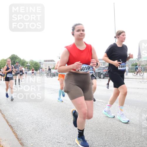 29.06.2025 - hella hamburg halbmarathon Lena Gebhardt http://msf.ph/oto/8411875 29.06.2025 10:51:11 Lombardsbrücke 11052, 4010, 55, 16904, 1129, 1203, 1208, 1404, 1478, 1617, 2200, 2202, 2358, 2380, 2484, 2485, 2859, 3184, 3229, 3647, 3934, 4156, 4652, 4713, 4771, 4848, 4878, 4920, 5286, 5289, 5357, 5394, 5530, 6178, 6961, 7012, 7133, 7141, 7161, 7769, 7770, 7771, 7825, 8040, 8200, 8410, 8672, 8779, 8986, 9166, 9167, 9168, 9582, 9583, 9763, 10029, 10437, 10552, 10614, 10636, 11034, 11052, 11252, 11575, 11577, 12392, 12393, 14534 meine-sportfotos.de