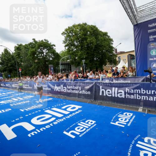 29.06.2025 - hella hamburg halbmarathon Zöllner http://msf.ph/oto/8411897 29.06.2025 10:22:49 Ziel 18897 meine-sportfotos.de