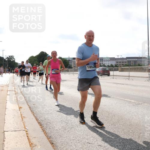 29.06.2025 - hella hamburg halbmarathon Lena Gebhardt http://msf.ph/oto/8411903 29.06.2025 10:04:34 Lombardsbrücke 18525, 1213, 1316, 1347, 1377, 1674, 2011, 2463, 2628, 2698, 2852, 2979, 3994, 4146, 4293, 4394, 4538, 4587, 5354, 5365, 5869, 5976, 6311, 6706, 6709, 8049, 8177, 8217, 9489, 9526, 10100, 10213, 10709, 10756, 10834, 10962, 11511, 11551, 11582, 12004, 12005, 12125, 12924, 12998, 13533, 13625, 14340, 14436, 14917, 15525, 15532, 16128, 16145, 16357, 16753, 16989, 16995, 17071, 17113, 17434, 17437, 17814 meine-sportfotos.de