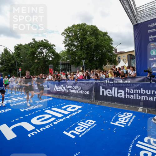 29.06.2025 - hella hamburg halbmarathon Zöllner http://msf.ph/oto/8411921 29.06.2025 10:46:20 Ziel 1569, 1600, 2048, 2590, 3056, 4949, 6388, 6691, 8142, 9497, 10796, 11094, 14200, 14262, 17190, 18118, 18797 meine-sportfotos.de