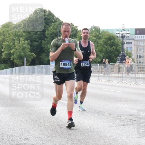 29.06.2025 - hella hamburg halbmarathon Lena Gebhardt http://msf.ph/oto/8411952 29.06.2025 09:39:27 Lombardsbrücke 1916, 18848, 11342, 51, 4524, 6699, 11342, 13016, 14188, 14932, 15166, 16529, 16548, 18694, 18848, 19072, 19108 meine-sportfotos.de