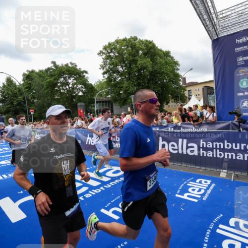 29.06.2025 - hella hamburg halbmarathon Zöllner http://msf.ph/oto/8411969 29.06.2025 10:46:22 Ziel 1569, 1600, 2048, 2590, 3056, 4949, 6388, 6691, 8142, 9497, 10796, 12171, 12651, 13698, 14200, 14262, 16127, 17190, 18118, 18211 meine-sportfotos.de