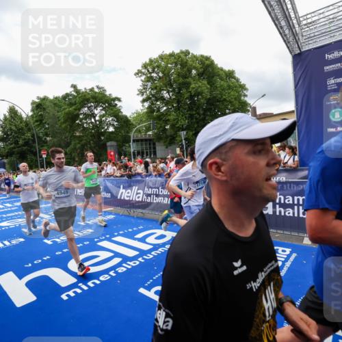 29.06.2025 - hella hamburg halbmarathon Zöllner http://msf.ph/oto/8411976 29.06.2025 10:46:22 Ziel 1569, 1600, 2048, 2590, 3056, 4949, 6388, 6691, 8142, 9497, 10796, 12171, 12651, 13698, 14200, 14262, 16127, 17190, 18118, 18211 meine-sportfotos.de