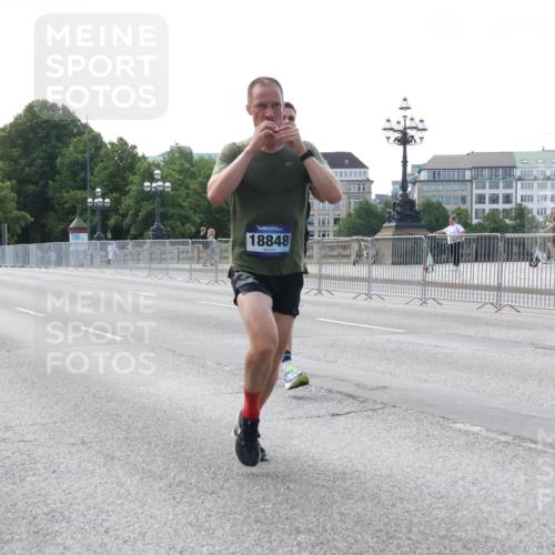 29.06.2025 - hella hamburg halbmarathon Lena Gebhardt http://msf.ph/oto/8411986 29.06.2025 09:39:28 Lombardsbrücke 19108, 18848, 51, 4524, 6699, 11342, 13016, 14188, 14932, 15166, 16529, 16548, 18694, 18848, 19072, 19108 meine-sportfotos.de