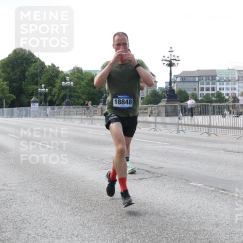 29.06.2025 - hella hamburg halbmarathon Lena Gebhardt http://msf.ph/oto/8412018 29.06.2025 09:39:28 Lombardsbrücke 19108, 18848, 51, 4524, 6699, 11342, 13016, 14188, 14932, 15166, 16529, 16548, 18694, 18848, 19072, 19108 meine-sportfotos.de
