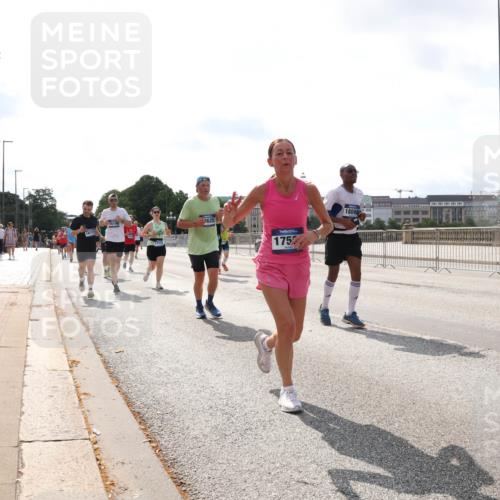29.06.2025 - hella hamburg halbmarathon Lena Gebhardt http://msf.ph/oto/8412022 29.06.2025 10:04:35 Lombardsbrücke 16145, 3625, 175, 18098, 1213, 1316, 1347, 1377, 1559, 1674, 2011, 2463, 2628, 2698, 2852, 2979, 3994, 4146, 4293, 4394, 4538, 4587, 4951, 5354, 5365, 5869, 5976, 6311, 6706, 6709, 8049, 8177, 8217, 9489, 9526, 10100, 10213, 10709, 10756, 10834, 10962, 11511, 11551, 11582, 12004, 12005, 12125, 12924, 12998, 13533, 13625, 14340, 14436, 14917, 15525, 15532, 16128, 16145, 16357, 16753, 16989, 16995, 17071, 17113, 17434, 17437, 17814 meine-sportfotos.de
