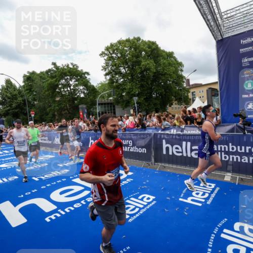 29.06.2025 - hella hamburg halbmarathon Zöllner http://msf.ph/oto/8412051 29.06.2025 10:46:26 Ziel 1600, 2222, 2842, 4237, 6421, 6691, 6978, 7335, 8142, 8981, 11185, 11773, 12171, 12651, 12891, 13698, 14045, 14200, 14228, 14262, 14482, 15157, 16127, 18118, 18211, 18637, 19209 meine-sportfotos.de