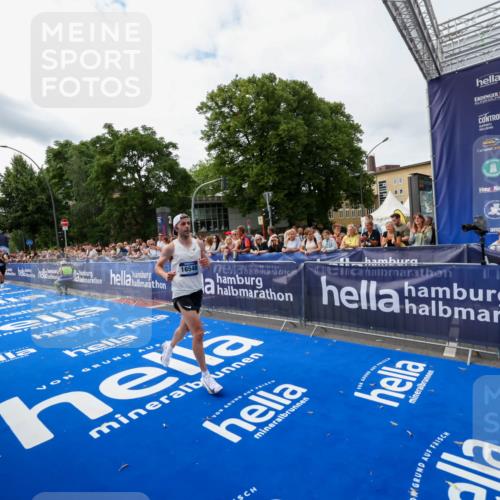 29.06.2025 - hella hamburg halbmarathon Zöllner http://msf.ph/oto/8412065 29.06.2025 10:22:58 Ziel 11624, 16548, 18328 meine-sportfotos.de