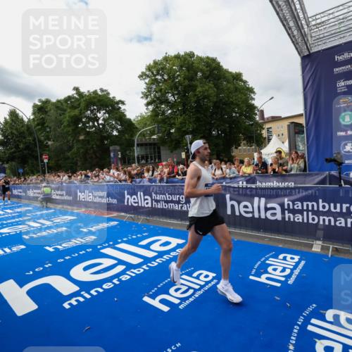 29.06.2025 - hella hamburg halbmarathon Zöllner http://msf.ph/oto/8412076 29.06.2025 10:22:59 Ziel 11624, 16548, 18328 meine-sportfotos.de