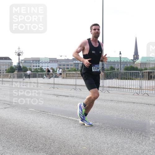 29.06.2025 - hella hamburg halbmarathon Lena Gebhardt http://msf.ph/oto/8412079 29.06.2025 09:39:29 Lombardsbrücke 1134, 51, 4524, 6699, 11342, 13016, 14188, 14932, 15166, 16529, 16548, 18694, 18848, 19072, 19108 meine-sportfotos.de