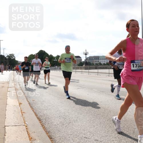 29.06.2025 - hella hamburg halbmarathon Lena Gebhardt http://msf.ph/oto/8412108 29.06.2025 10:04:36 Lombardsbrücke 13625, 16145, 16128, 0030, 1756, 1213, 1316, 1347, 1377, 1559, 1674, 2011, 2463, 2628, 2698, 2852, 2979, 3994, 4146, 4293, 4394, 4538, 4587, 4951, 5354, 5365, 5869, 5976, 6311, 6706, 6709, 8049, 8177, 8217, 9489, 9526, 10100, 10213, 10709, 10756, 10834, 10962, 11088, 11511, 11551, 11582, 12004, 12005, 12125, 12924, 12998, 13533, 13625, 14340, 14436, 14917, 15525, 15532, 16128, 16145, 16357, 16753, 16989, 16995, 17071, 17113, 17434, 17437, 17814 meine-sportfotos.de