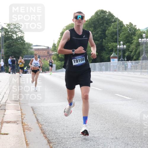 29.06.2025 - hella hamburg halbmarathon Lena Gebhardt http://msf.ph/oto/8412109 29.06.2025 09:39:30 Lombardsbrücke 51, 19108, 51, 4524, 6699, 11342, 13016, 14188, 14932, 15166, 16529, 16548, 18694, 18848, 19072, 19108 meine-sportfotos.de