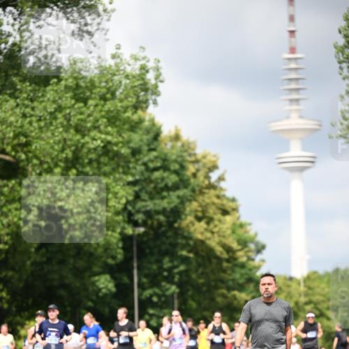 29.06.2025 - hella hamburg halbmarathon Dr. Thomas Lammeyer http://msf.ph/oto/8412117 29.06.2025 10:43:10 Kennedybrücke 1451, 1457, 1721, 1856, 1883, 2113, 2486, 2524, 2534, 2660, 2693, 2786, 3216, 3242, 3307, 3726, 4028, 4139, 4155, 4259, 4260, 4410, 4603, 4964, 5085, 5089, 5155, 5161, 5617, 5684, 5735, 7117, 7341, 7350, 7561, 7589, 8635, 8747, 9004, 9689, 11059 meine-sportfotos.de