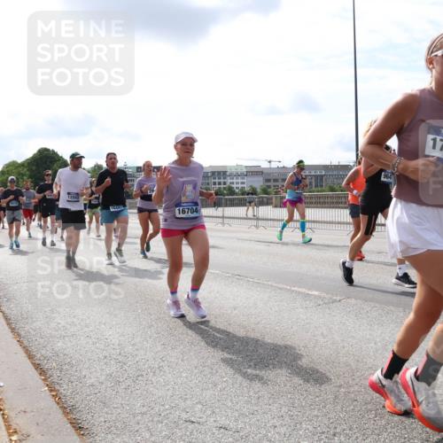 29.06.2025 - hella hamburg halbmarathon Lena Gebhardt http://msf.ph/oto/8412118 29.06.2025 10:17:12 Lombardsbrücke 12043, 16447, 16704, 964, 17010, 1083, 1117, 1137, 1240, 1298, 1331, 1348, 1356, 1403, 1477, 1553, 1602, 2225, 2305, 2860, 2908, 3088, 3210, 3450, 3464, 3466, 3622, 3802, 3803, 4194, 4852, 5023, 5390, 5929, 5930, 5995, 6126, 6128, 6328, 6520, 6522, 6742, 6941, 6948, 7011, 7114, 7115, 7257, 7345, 7360, 7376, 7410, 7445, 7647, 7924, 7928, 7945, 8210, 8253, 8263, 8309, 8351, 8433, 8513, 8558, 8619, 8895, 8983, 9091, 9152, 9208, 9259, 9332, 9492 meine-sportfotos.de