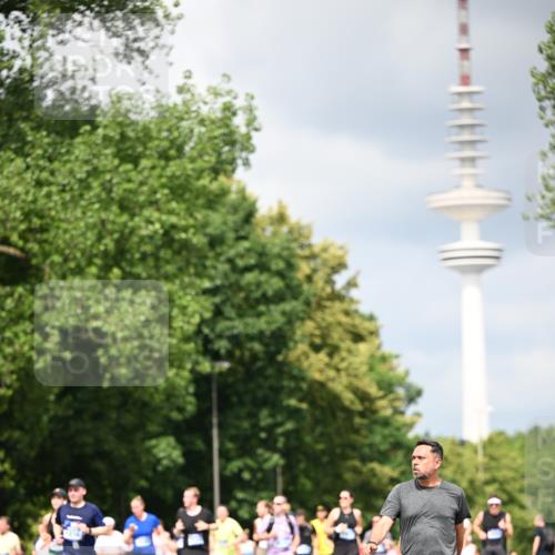 29.06.2025 - hella hamburg halbmarathon Dr. Thomas Lammeyer http://msf.ph/oto/8412121 29.06.2025 10:43:11 Kennedybrücke 1451, 1457, 1721, 1856, 1883, 2113, 2486, 2524, 2534, 2660, 2693, 2786, 3216, 3242, 3307, 3726, 4028, 4139, 4155, 4259, 4260, 4410, 4603, 4964, 5085, 5089, 5155, 5161, 5617, 5684, 5735, 7117, 7341, 7350, 7561, 7589, 8635, 8747, 9004, 11059 meine-sportfotos.de