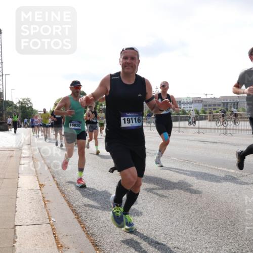 29.06.2025 - hella hamburg halbmarathon Lena Gebhardt http://msf.ph/oto/8412129 29.06.2025 09:50:27 Lombardsbrücke 16820, 19116, 17632, 9116, 1209, 1358, 1615, 1675, 1688, 1697, 1700, 1803, 1882, 2415, 2568, 2675, 2719, 2826, 3332, 3530, 3626, 4205, 4229, 4380, 4398, 4823, 5248, 5409, 5436, 5472, 5508, 5745, 5791, 5803, 6458, 6529, 6649, 6682, 6704, 7026, 7495, 7774, 8450, 8629, 8958, 9017, 9116, 9294, 9302, 9365, 9711, 9979, 10064, 10218, 10783, 10894, 10922, 11281, 11305, 11379, 11767, 12292, 12540, 12554, 12895, 13725, 14560 meine-sportfotos.de