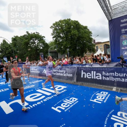 29.06.2025 - hella hamburg halbmarathon Zöllner http://msf.ph/oto/8412133 29.06.2025 10:46:30 Ziel 2222, 2842, 4237, 4497, 6421, 6978, 7335, 8482, 8981, 9232, 9386, 9786, 11185, 11773, 12171, 12651, 12891, 13698, 14045, 14228, 14482, 15157, 16127, 18211, 18637, 19209 meine-sportfotos.de