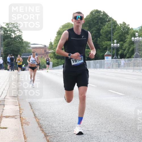29.06.2025 - hella hamburg halbmarathon Lena Gebhardt http://msf.ph/oto/8412146 29.06.2025 09:39:31 Lombardsbrücke 51, 19108, 51, 4524, 6699, 11342, 13016, 14188, 14932, 15166, 16529, 16548, 18694, 18848, 19072, 19108 meine-sportfotos.de