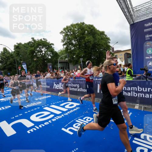 29.06.2025 - hella hamburg halbmarathon Zöllner http://msf.ph/oto/8412166 29.06.2025 10:46:31 Ziel 2222, 2842, 4237, 4497, 6421, 6978, 7335, 8482, 8981, 9232, 9386, 9529, 9786, 11185, 11773, 12891, 14045, 14228, 14482, 15157, 16127, 17281, 17461, 18637, 19209 meine-sportfotos.de
