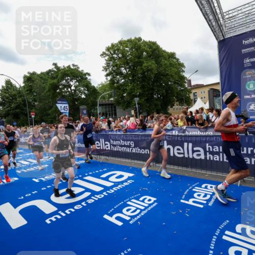 29.06.2025 - hella hamburg halbmarathon Zöllner http://msf.ph/oto/8412178 29.06.2025 10:46:32 Ziel 2222, 2842, 4237, 4497, 5459, 6421, 6978, 7335, 8482, 8981, 9232, 9386, 9529, 9786, 11185, 11773, 12891, 14045, 14228, 14482, 15157, 17281, 17461, 18637, 18882, 19209 meine-sportfotos.de
