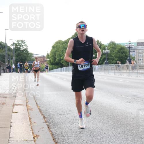 29.06.2025 - hella hamburg halbmarathon Lena Gebhardt http://msf.ph/oto/8412182 29.06.2025 09:39:31 Lombardsbrücke 19108, 51, 4524, 6699, 11342, 13016, 14188, 14932, 15166, 16529, 16548, 18694, 18848, 19072, 19108 meine-sportfotos.de