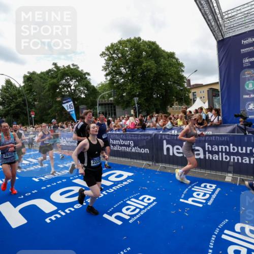 29.06.2025 - hella hamburg halbmarathon Zöllner http://msf.ph/oto/8412186 29.06.2025 10:46:32 Ziel 2222, 2842, 4237, 4497, 5459, 6421, 6978, 7335, 8482, 8981, 9232, 9386, 9529, 9786, 11185, 11773, 12891, 14045, 14228, 14482, 15157, 17281, 17461, 18637, 18882, 19209 meine-sportfotos.de