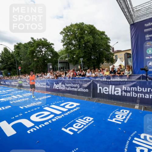 29.06.2025 - hella hamburg halbmarathon Zöllner http://msf.ph/oto/8412189 29.06.2025 10:23:04 Ziel 4128, 7862, 18328 meine-sportfotos.de